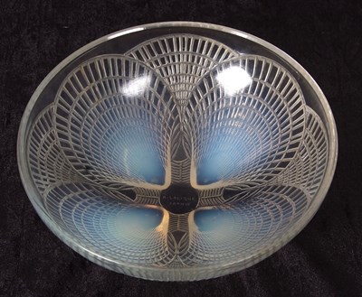 Lot 20 - A 1930's Lalique bowl in the Coquilles pattern...