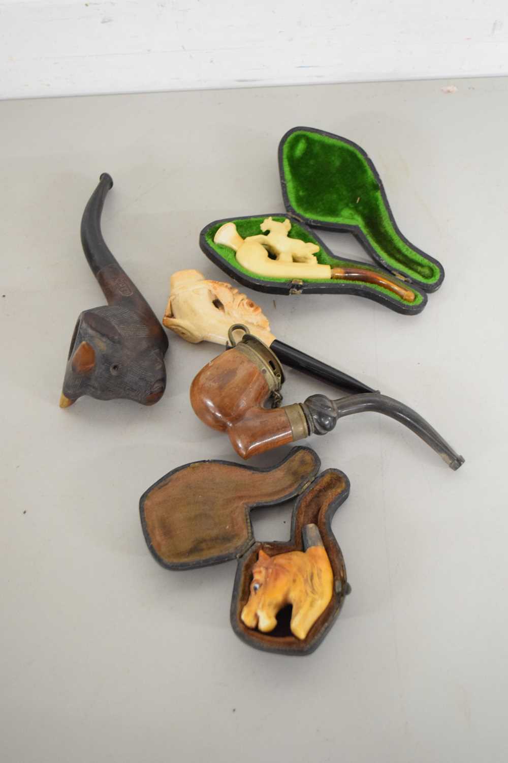 Lot 140 - COLLECTION VINTAGE DECORATIVE TOBACCO PIPES...
