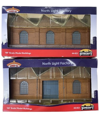 Lot 21 - A pair of boxed Bachmann 44-021 North Light...