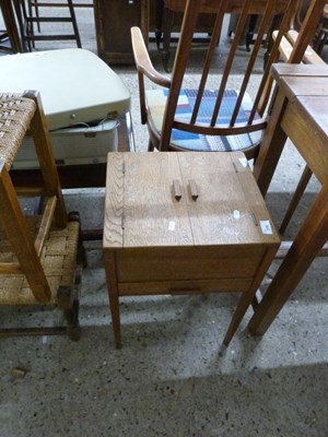Lot 279 - 20th Century oak sewing box