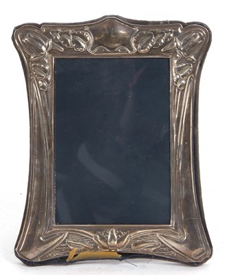 Lot 197 - Modern silver photograph frame in Art Nouveau...