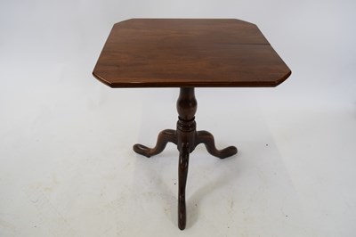 Lot 271 - Georgian mahogany wine table with octagonal...