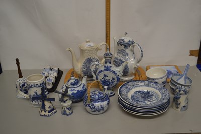 Lot 132 - Mixed Lot: Various assorted blue and white...