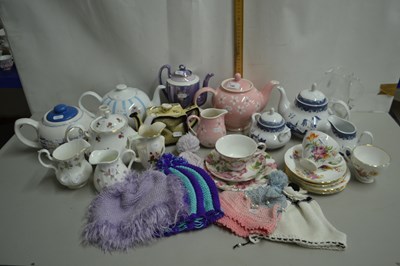 Lot 146 - Mixed Lot: Various assorted teapots and other...