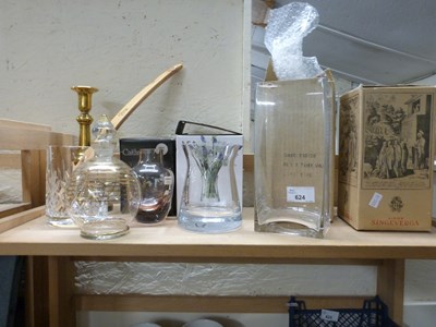 Lot 624 - Mixed Lot: Assorted glass vases and decorative...