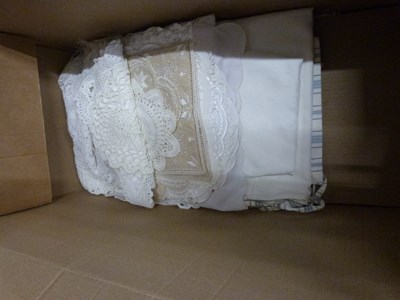 Lot 673 - Quantity of assorted table linens and others