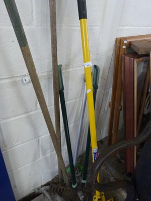 Lot 854 - Quantity of assorted garden tools