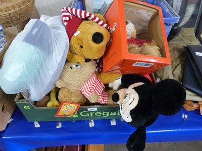 Lot 860 - Quantity of assorted soft toys