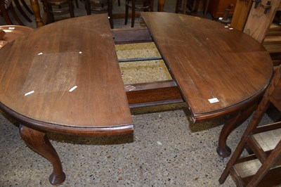 Lot 319 - Mahogany extending dining table lacking leaves
