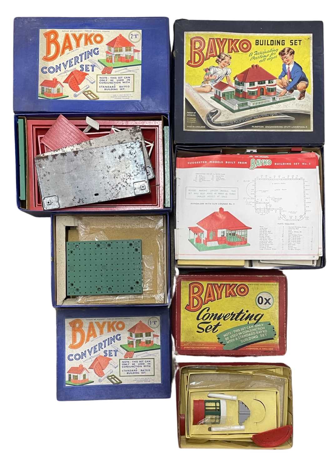 Lot 291 - A mixed lot of vintage boxed Bayko building sets.