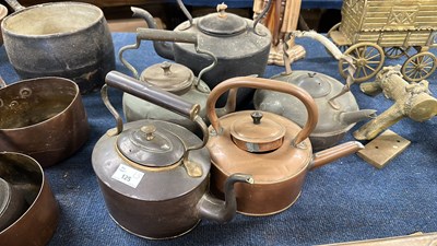Lot 125 - Mixed Lot: Copper and iron kettles (5)
