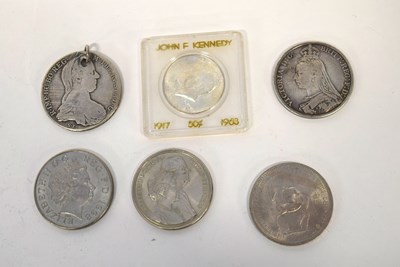 Lot 116 - Small collection of six coins to include Queen...