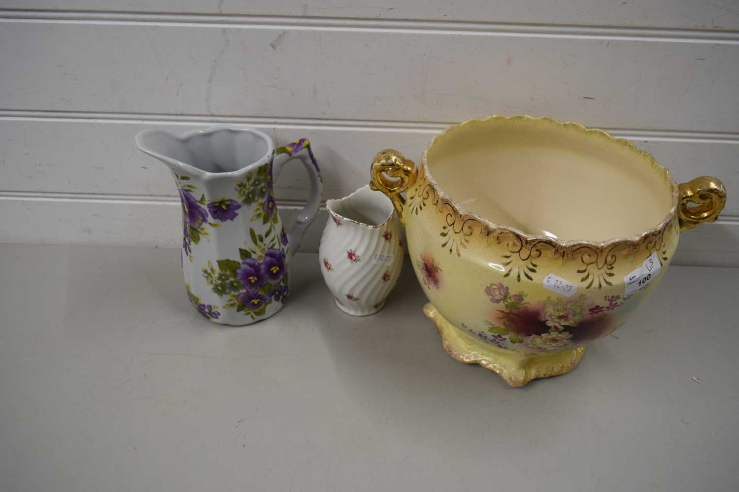 Lot 100 - MIXED LOT COMPRISING A FLORAL PATTERN...