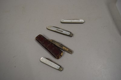 Lot 105 - BOX OF PEN KNIVES TO INCLUDE MOTHER OF PEARL...