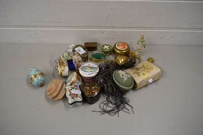 Lot 129 - COLLECTION VARIOUS SMALL NOVELTY PILL BOXES,...