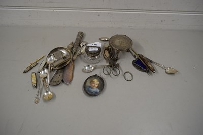 Lot 136 - MIXED LOT VARIOUS SMALL PLATED AND WHITE METAL...