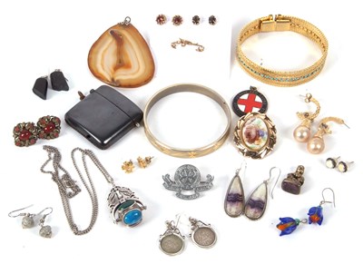 Lot 145 - A mixed lot of jewellery, to include a multi...