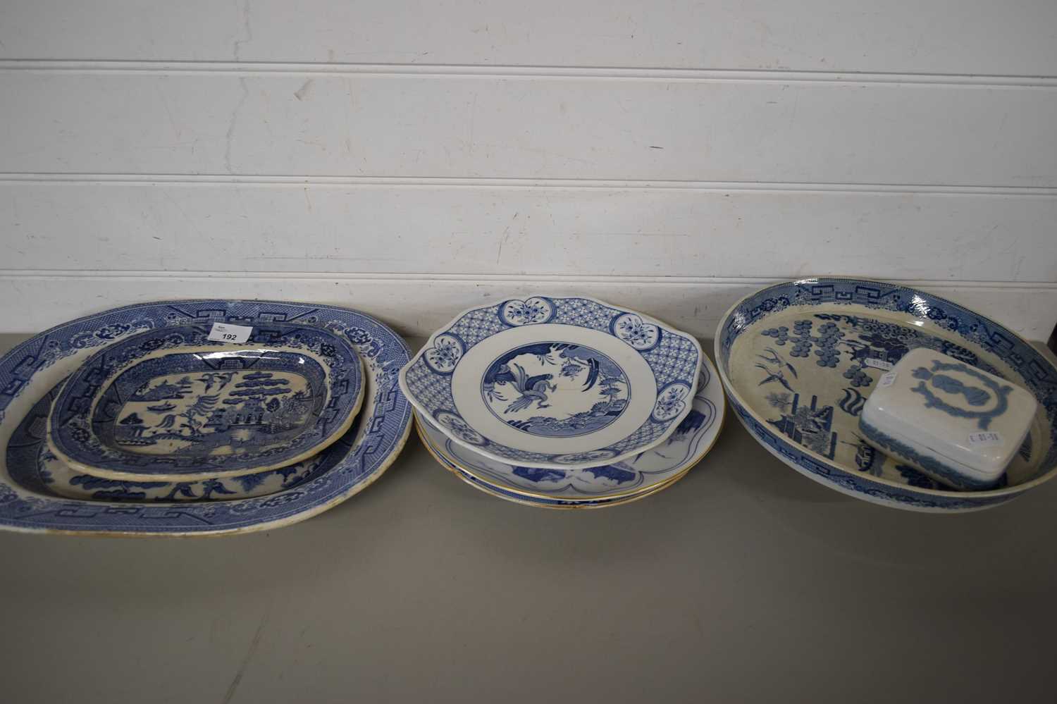 Lot 192 - MIXED LOT VARIOUS CERAMICS TO INCLUDE A WILLOW...