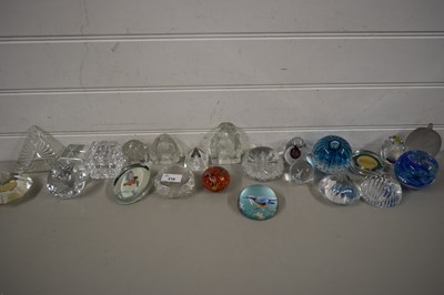 Lot 210 - QUANTITY OF VARIOUS DECORATIVE GLASS PAPERWEIGHTS