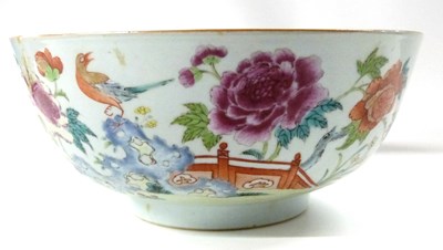 Lot 255 - An 18th Century Chinese export porcelain bowl...