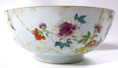 Lot 255 - An 18th Century Chinese export porcelain bowl...