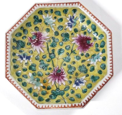 Lot 260 - A small Chinese porcelain octagonal plate or...