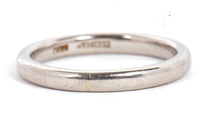 Lot 58 - A plain wedding band, 2.8mm wide, stamped...