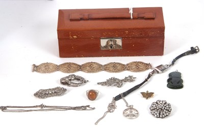 Lot 123 - A mixed lot of jewellery to include a white...