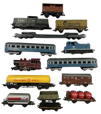 Lot 48 - A mixed lot of various 00 gauge rolling stock,...