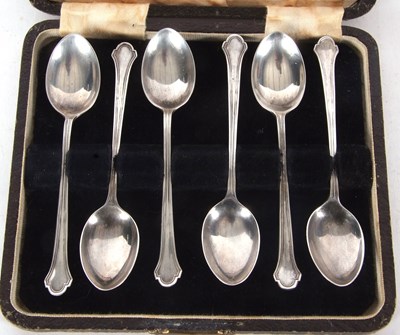 Lot 75 - A cased set of six George V silver teaspoons,...