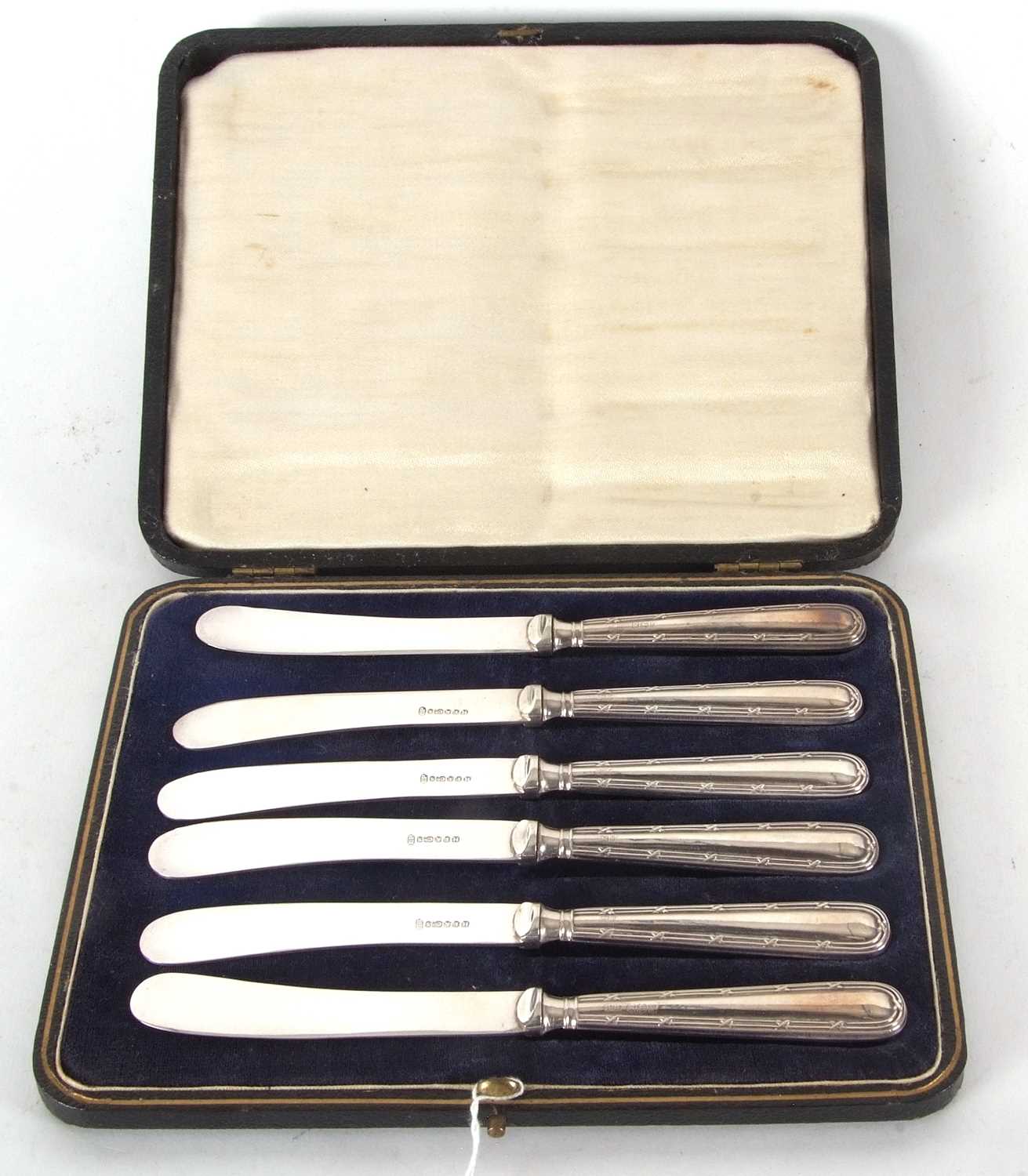 Lot 76 - A cased set of six George V silver handled...