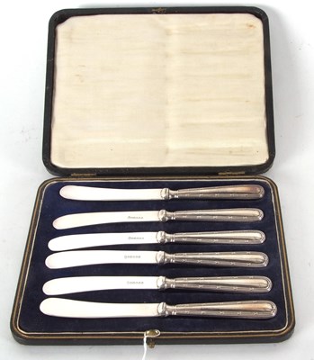Lot 76 - A cased set of six George V silver handled...