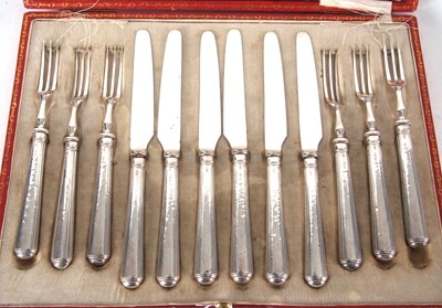 Lot 79 - A cased set of six pairs of silver handled...
