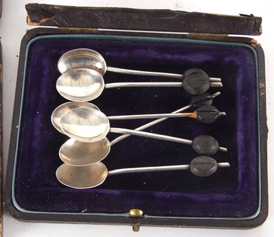 Lot 88 - Mixed Lot: A cased set of six George V silver...