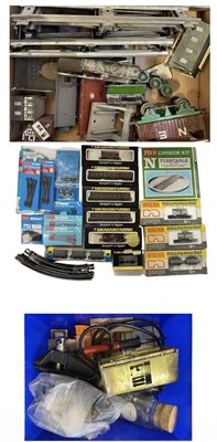 Lot 69 - A mixed lot of boxed N-gauge model railway...