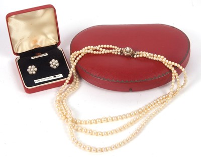 Lot 127 - A cultured pearl necklace and matching...
