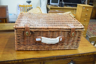 Lot 818 - PICNIC HAMPER