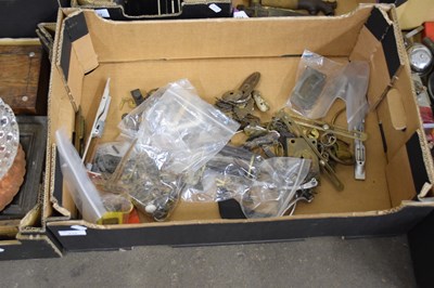 Lot 832 - BOX OF MIXED FURNITURE HANDLES ETC