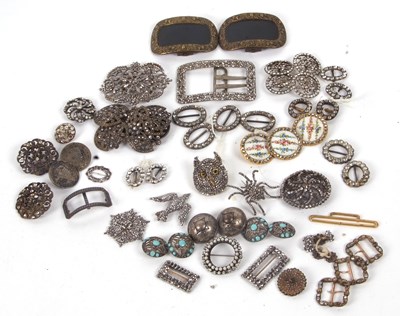Lot 150 - A mixed lot of buckles and buttons, to include...