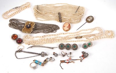 Lot 141 - A mixed lot of jewellery to include cultured...