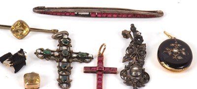 Lot 118 - A mixed lot of jewellery to include a calibre...