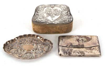 Lot 99 - Mixed Lot: Edwardian silver lidded ring box,...