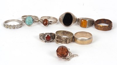 Lot 135 - A mixed lot of assorted silver and white metal...