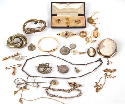 Lot 146 - A mixed lot of jewellery, to include an oval...