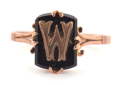 Lot 12 - A 9ct ring, the black onyx plaque with intial...