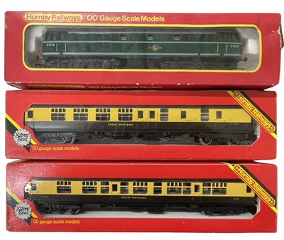 Lot 15 - Three boxed Hornby 00 gauge corridors, to...
