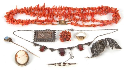 Lot 138 - A mixed lot of jewellery to include a yellow...
