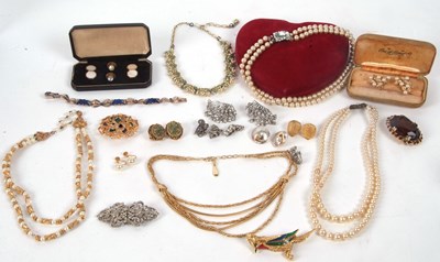 Lot 151 - A mixed lot of costume jewellery to include...
