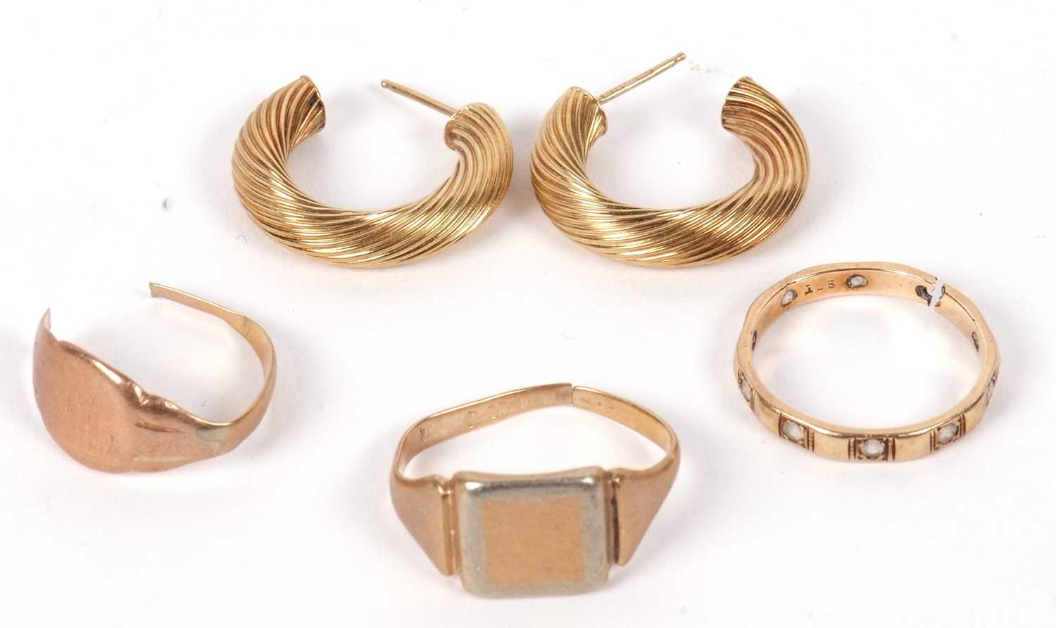 Lot 53 - A quantity of 9ct gold jewellery, to include a...