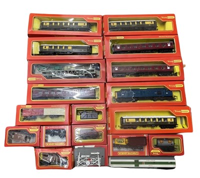 Lot 21 - A mixed collection of boxed Triang / Hornby 00...